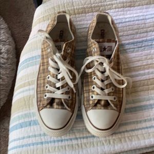 Women’s size 8 converse all star tennis shoes